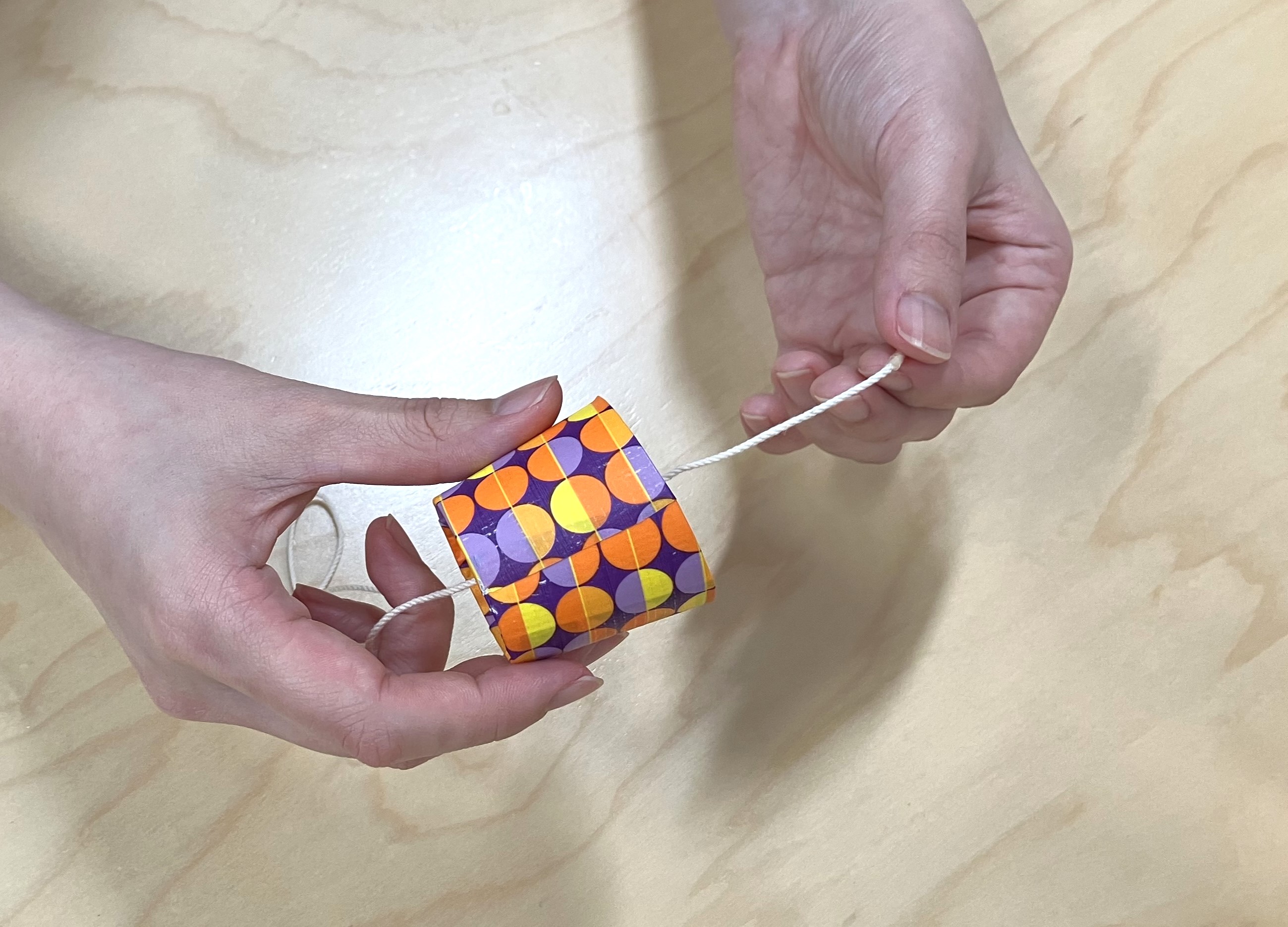 9. 紙コップを適度な高さに切って帽子を作ります