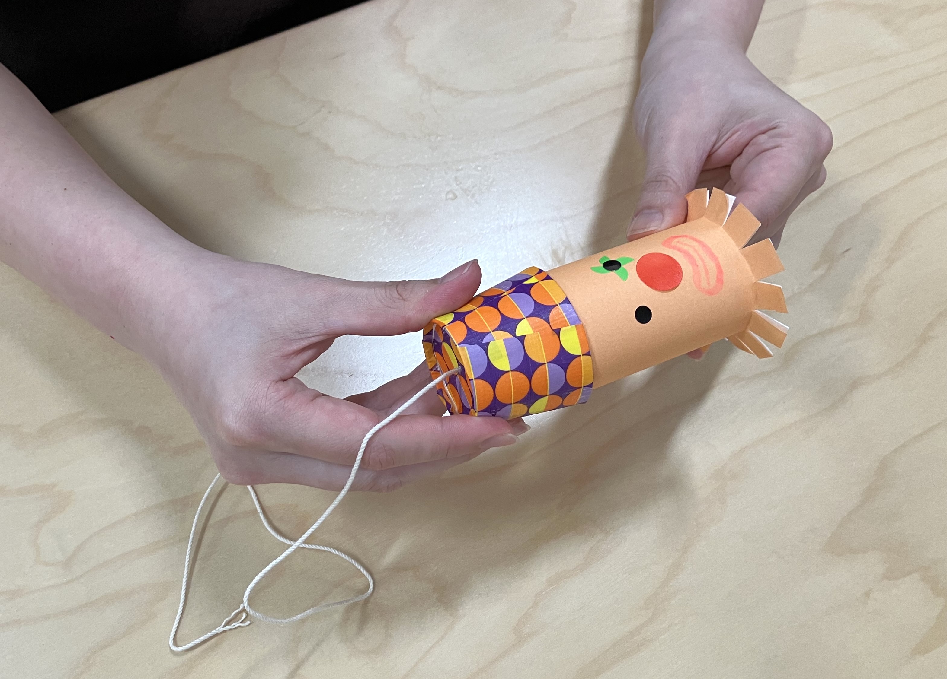 10. 帽子ができたら、7～8で作った顔パーツの上部に木工用ボンドを塗り、帽子をかぶせて接着します