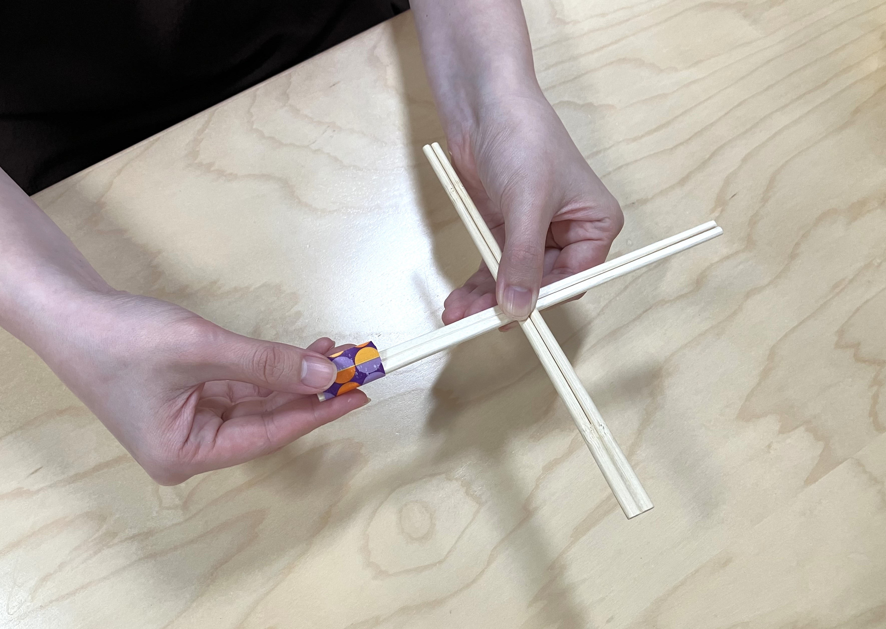 11. 割り箸2本をクロスさせて木工用ボンドでとめます