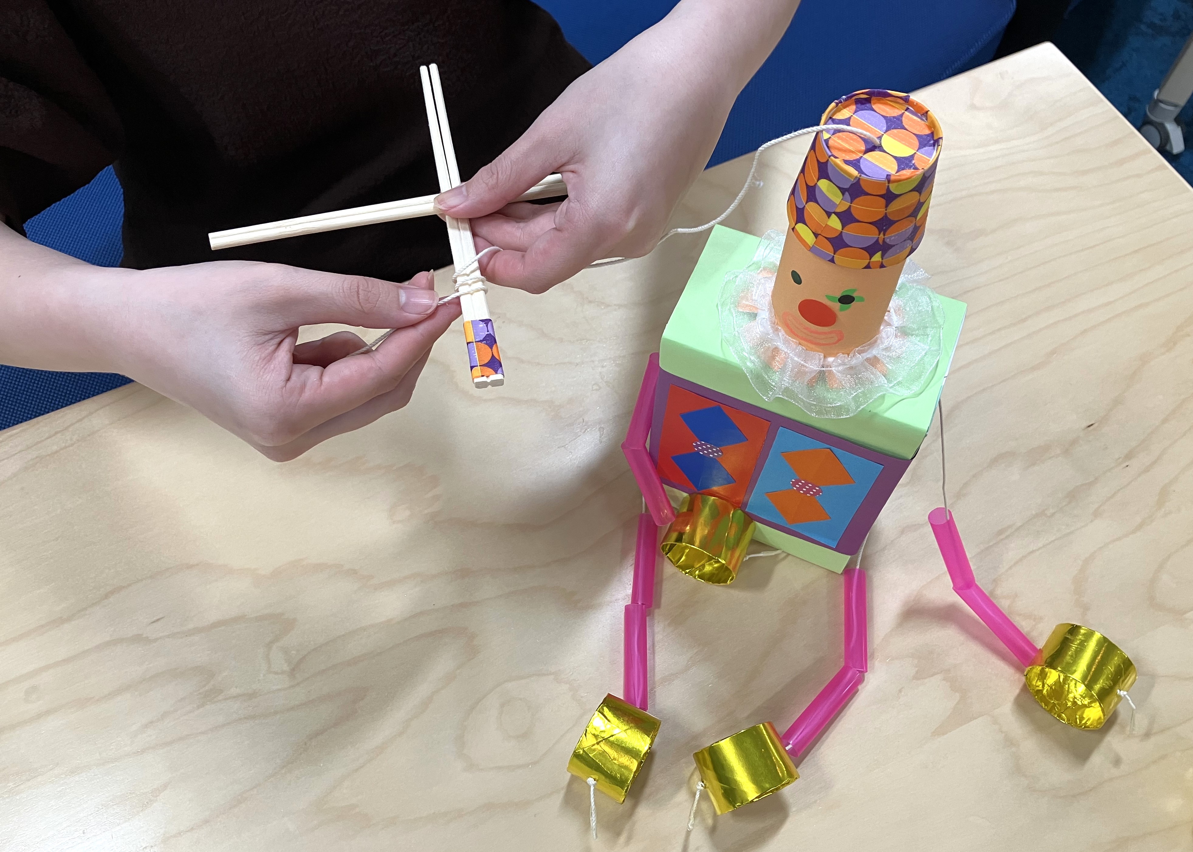 11. 割り箸2本をクロスさせて木工用ボンドでとめます