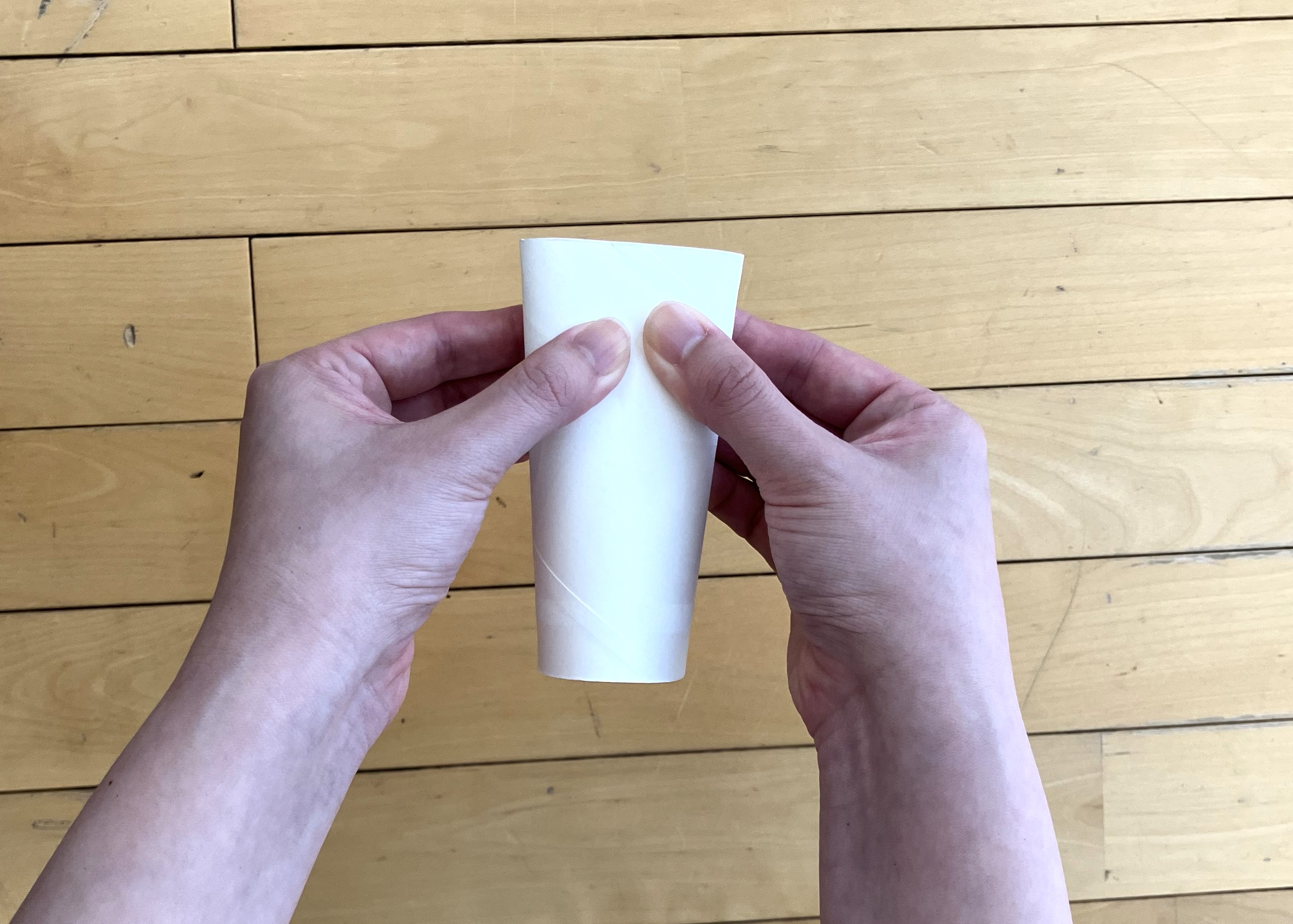 1. トイレットペーパーの芯の、筒の片側だけを軽くつぶし、細長い形に整えます。
