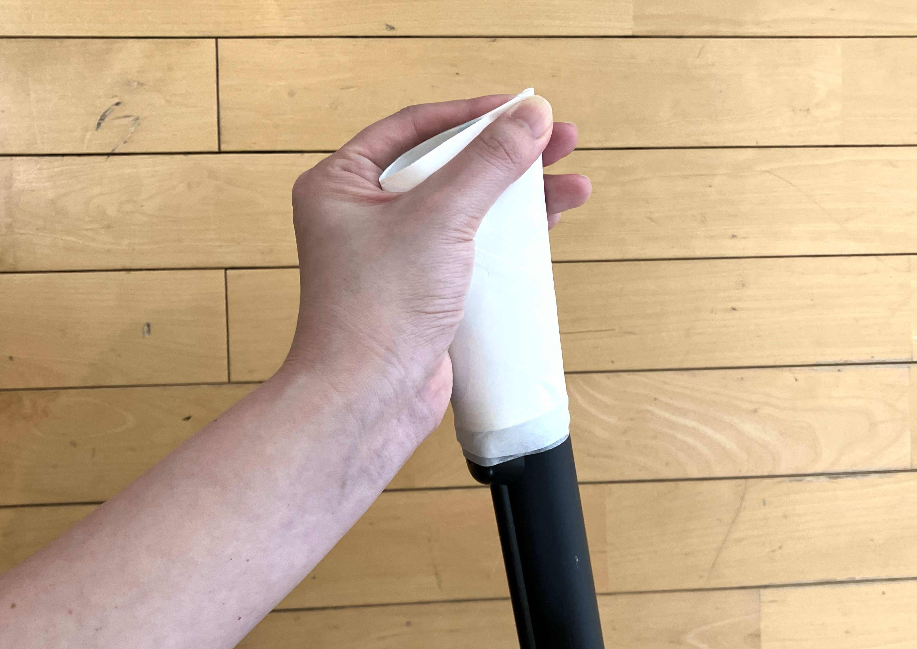 4. お掃除する場所に合わせて、先端を指でさらにつぶして幅を調整します。