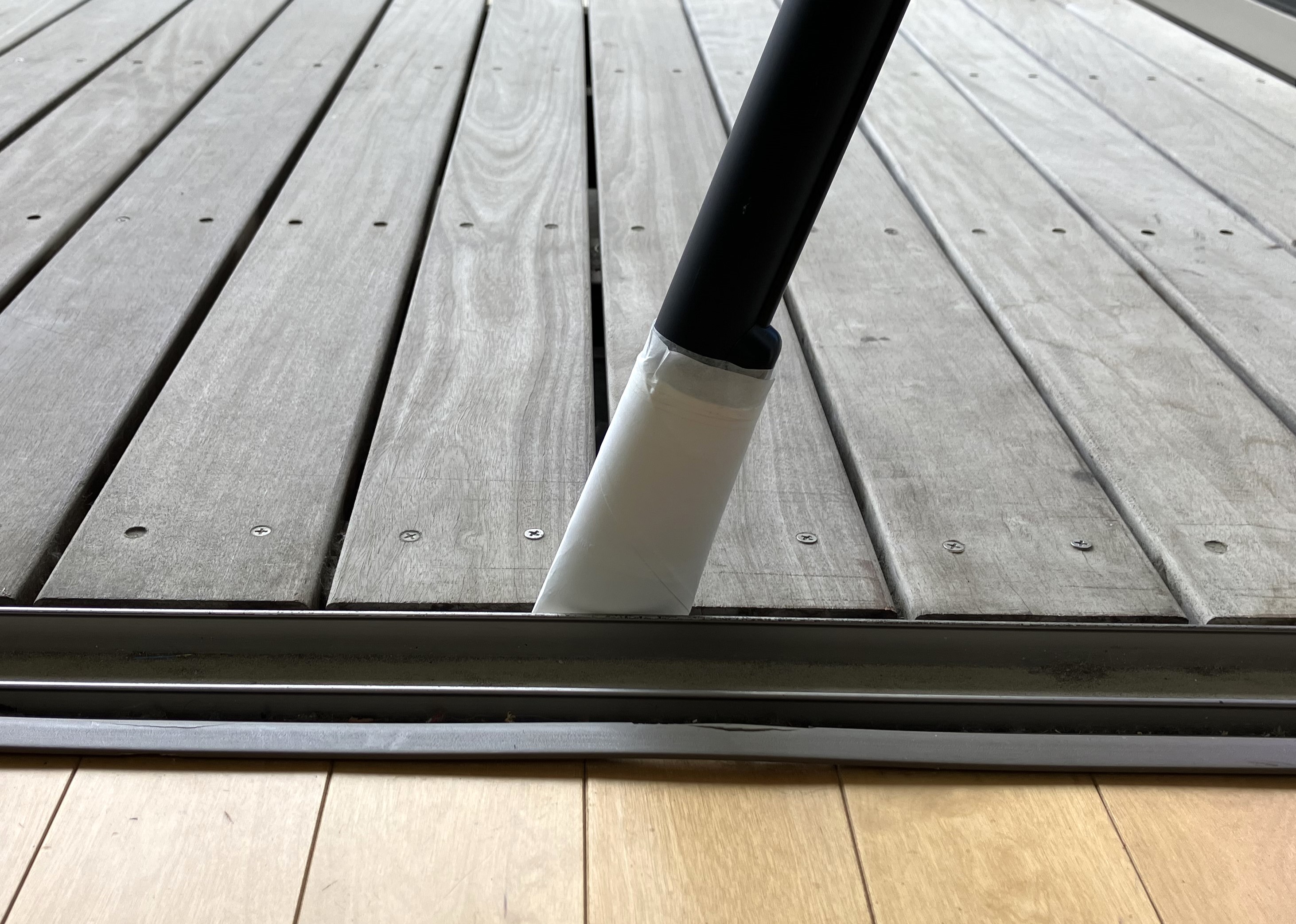 1. サッシの溝が乾いた状態で、ライフハック1の手順で掃除機をかけ、砂ボコリをできるだけ吸い取ります。