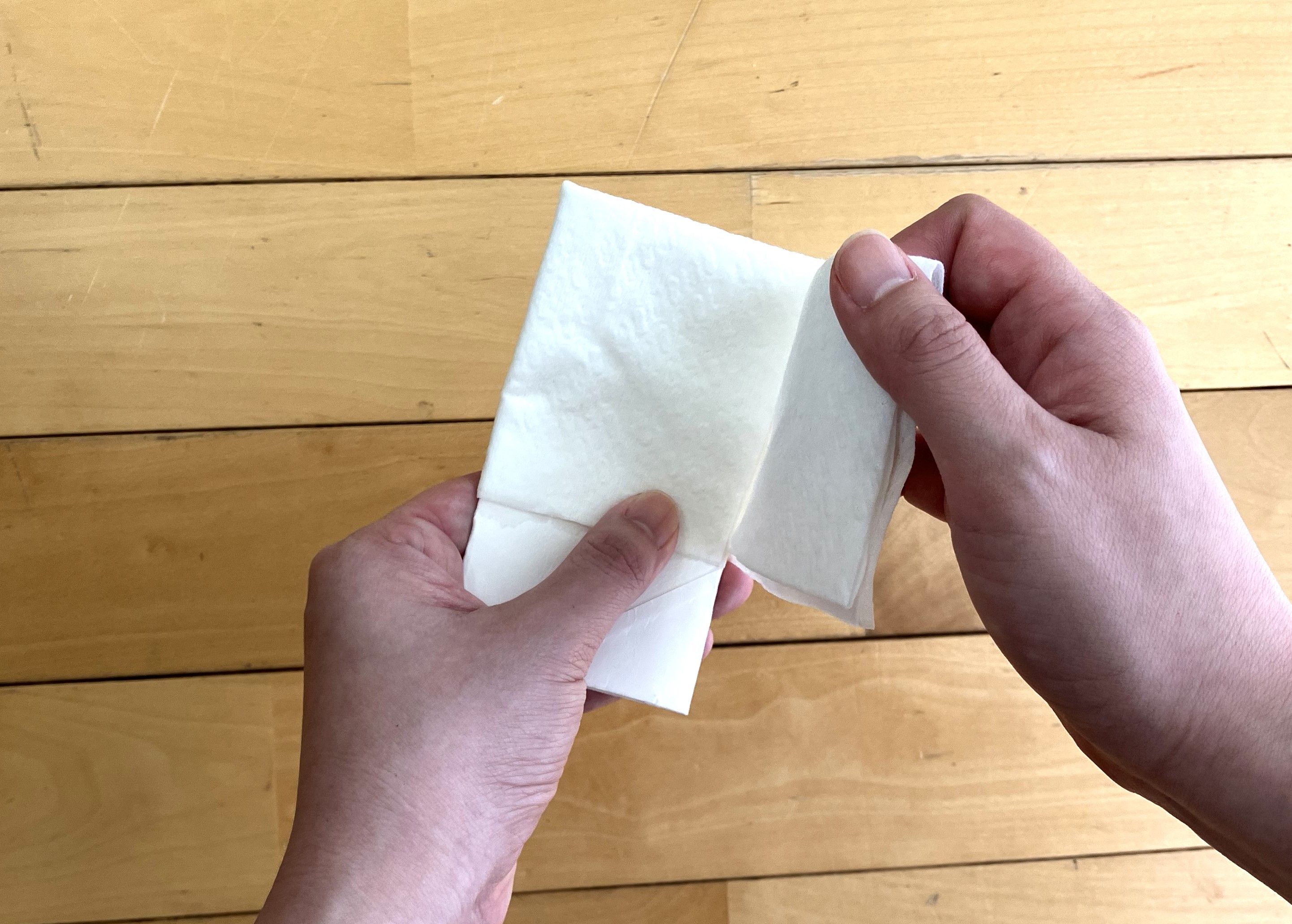 3. つぶしたトイレットペーパーの芯の片方の端にお掃除用のウエットシートを巻きつける