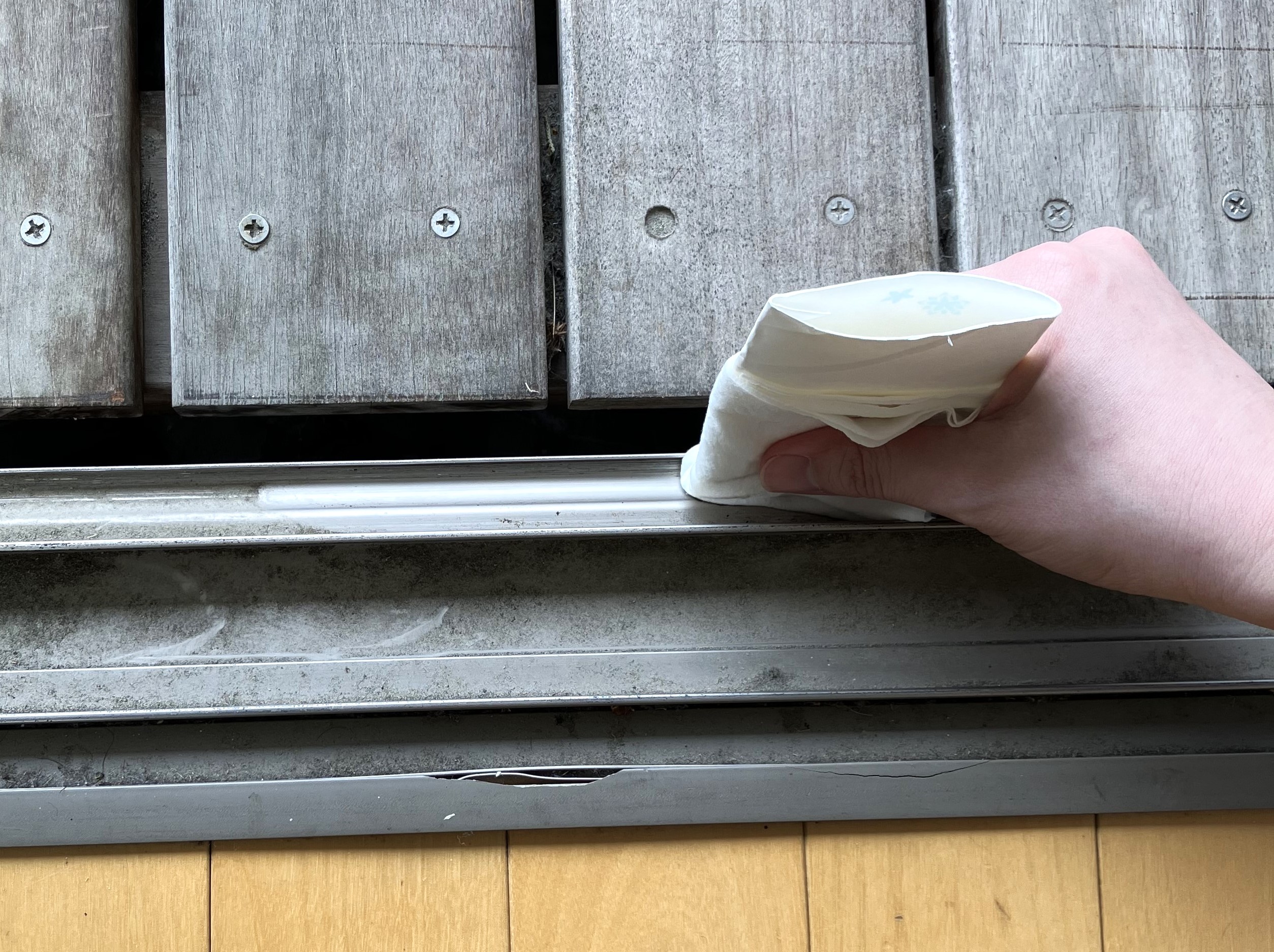 4. 3で作ったものをサッシの溝に沿って押し当てながら、一方向にゆっくり動かして拭き取ってください。