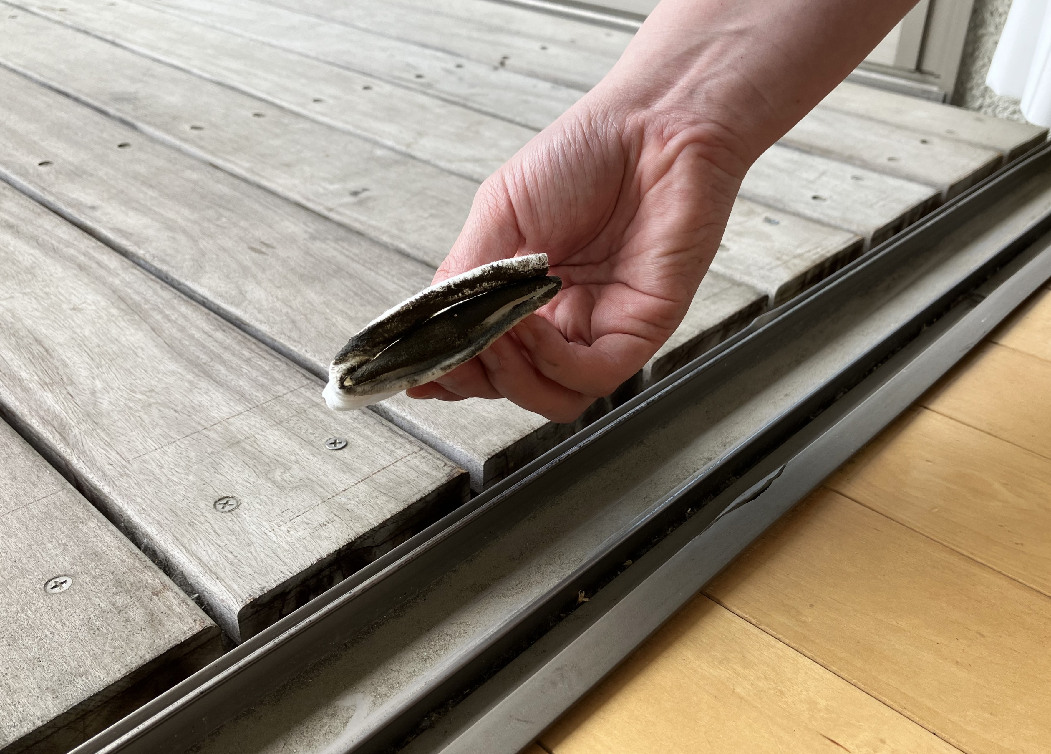 4. 3で作ったものをサッシの溝に沿って押し当てながら、一方向にゆっくり動かして拭き取ってください。