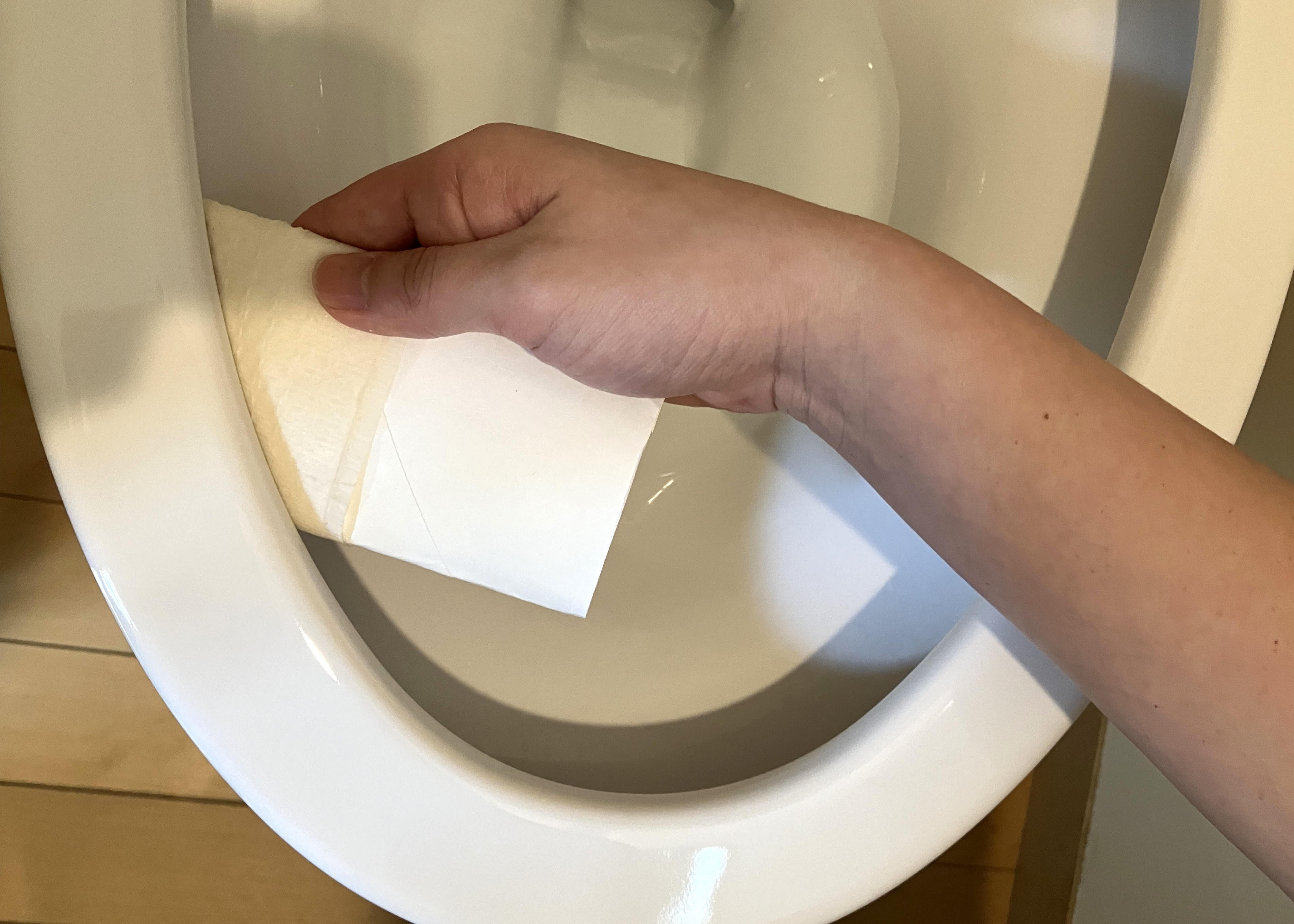 3. 2で作ったものを便器のフチ裏に差し込み、手前に向かってゆっくり引くように動かしてください。