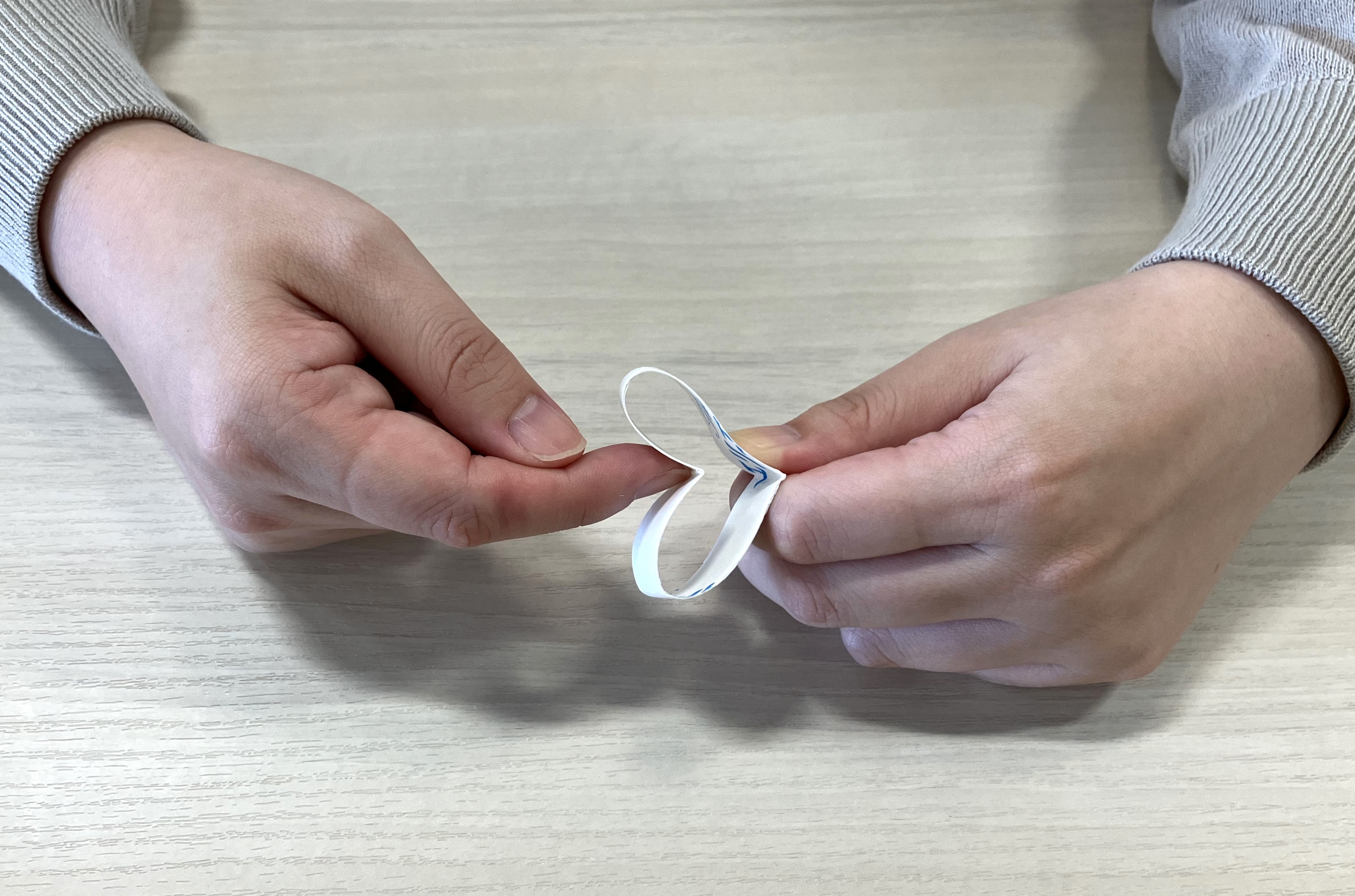 輪っかの一ヵ所を折ってハートができる