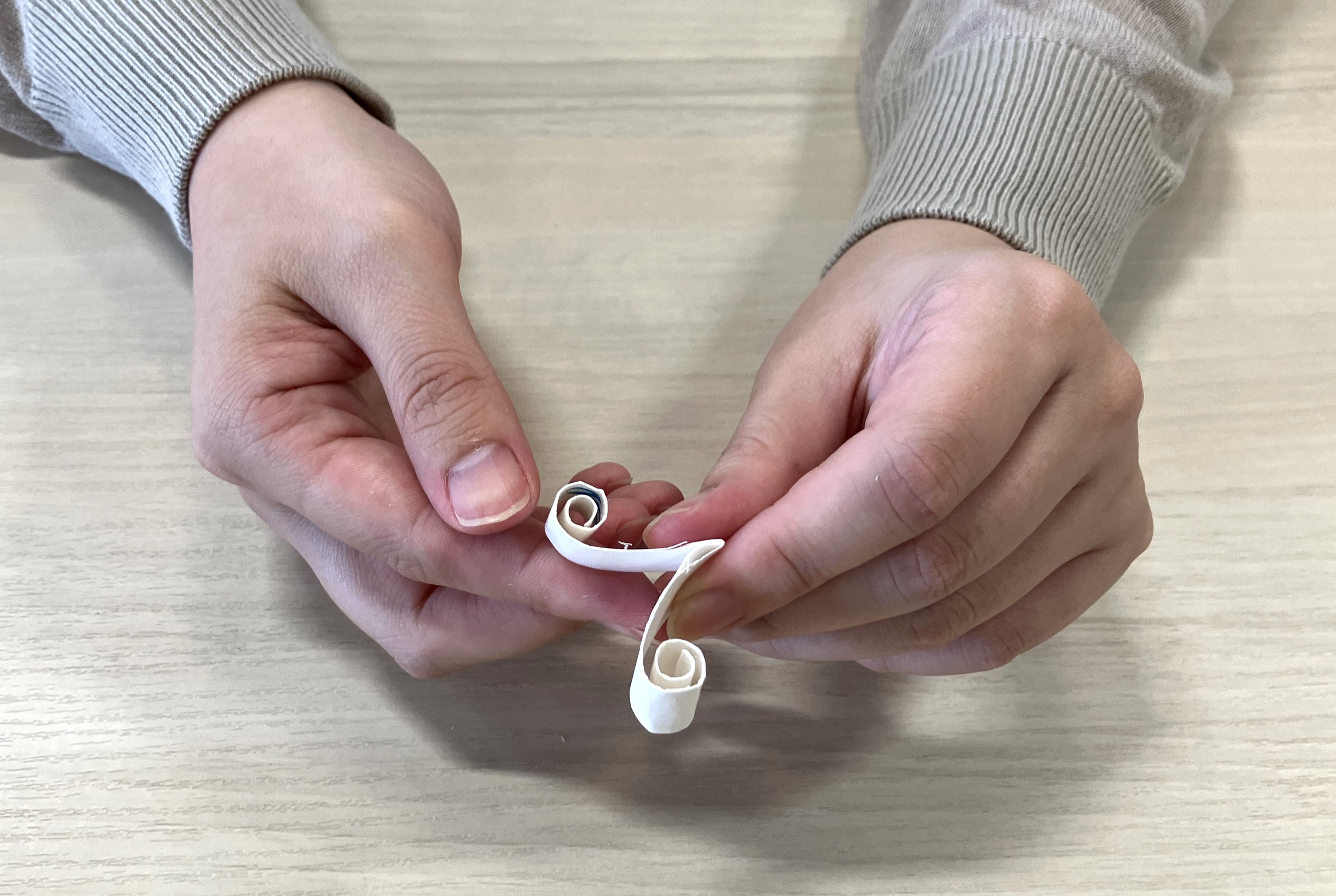 中央をつまんでつぶすとハートに