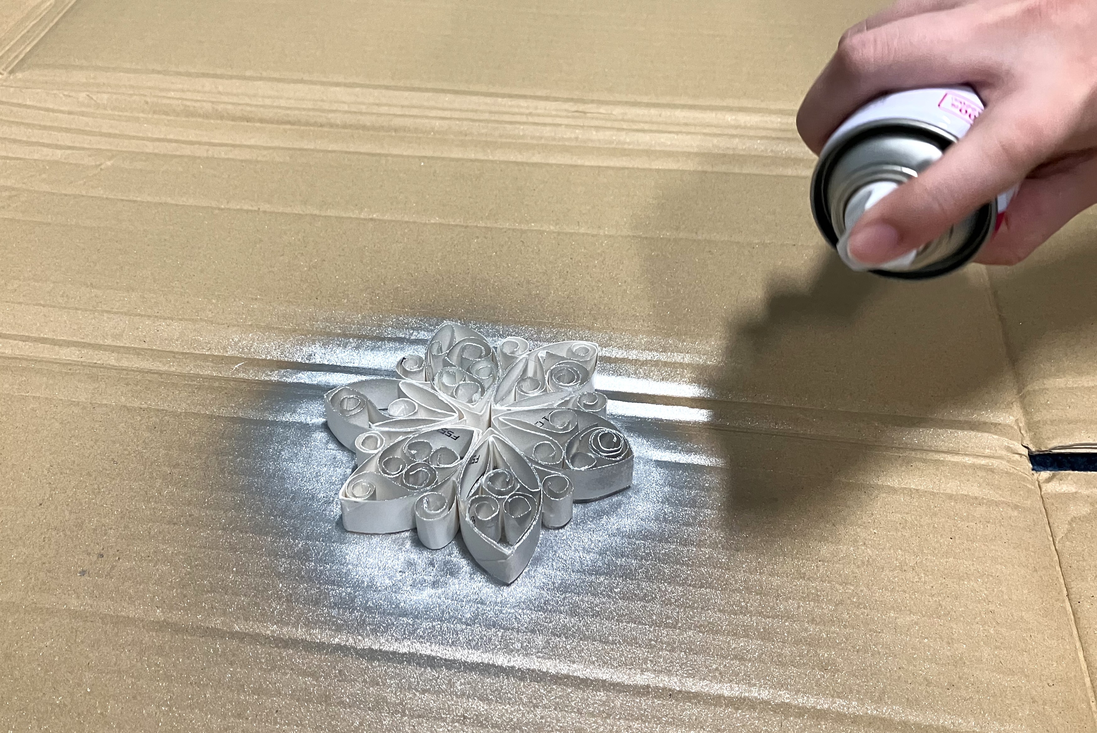 4. 形が完成したら、全体にラッカースプレーで色を塗ります