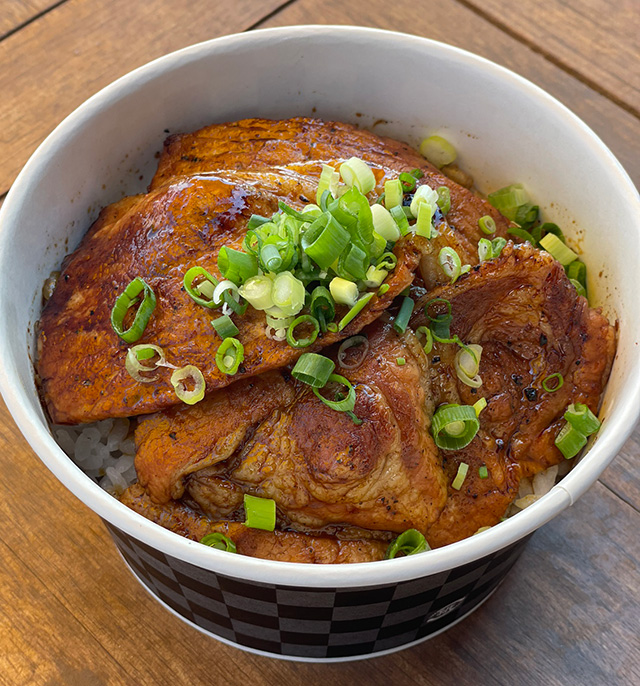 画像・マテラ豚丼