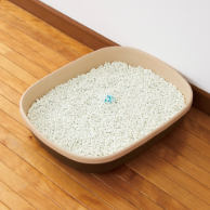 猫砂の使用方法2：おしっこでぬれた部分が青色に変化し、小さな固まりになる