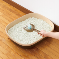 猫砂の使用方法3：おしっこで固まった部分やうんちを取り除く