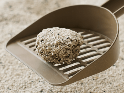 細かい砂がおしっこを瞬間的に吸収し、しっかり固める　イメージ図