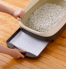 システムトイレ用シートのセット方法3：トレーを戻す