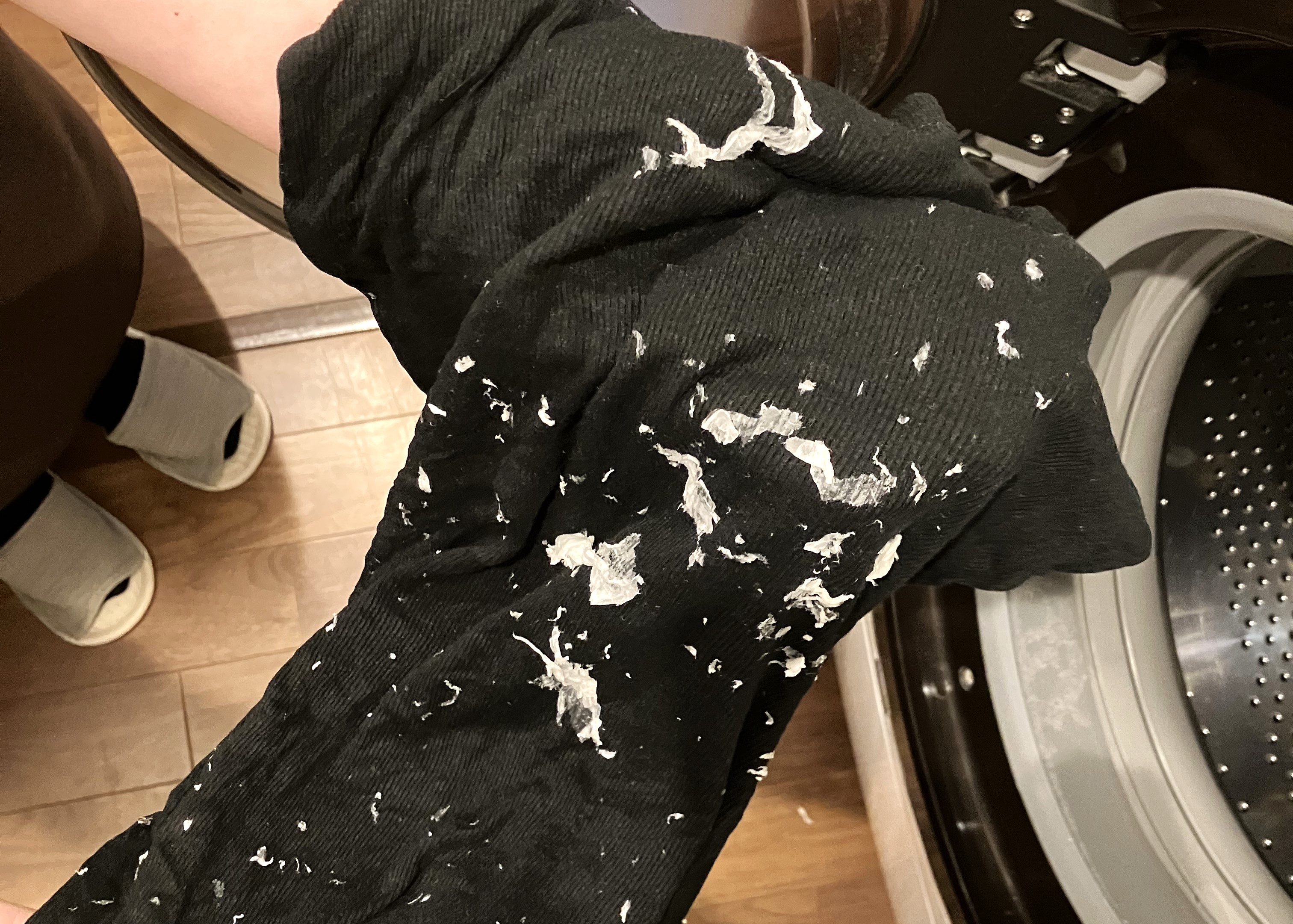 ティシューの付着が少ない場合は、乾かしてから取り除く