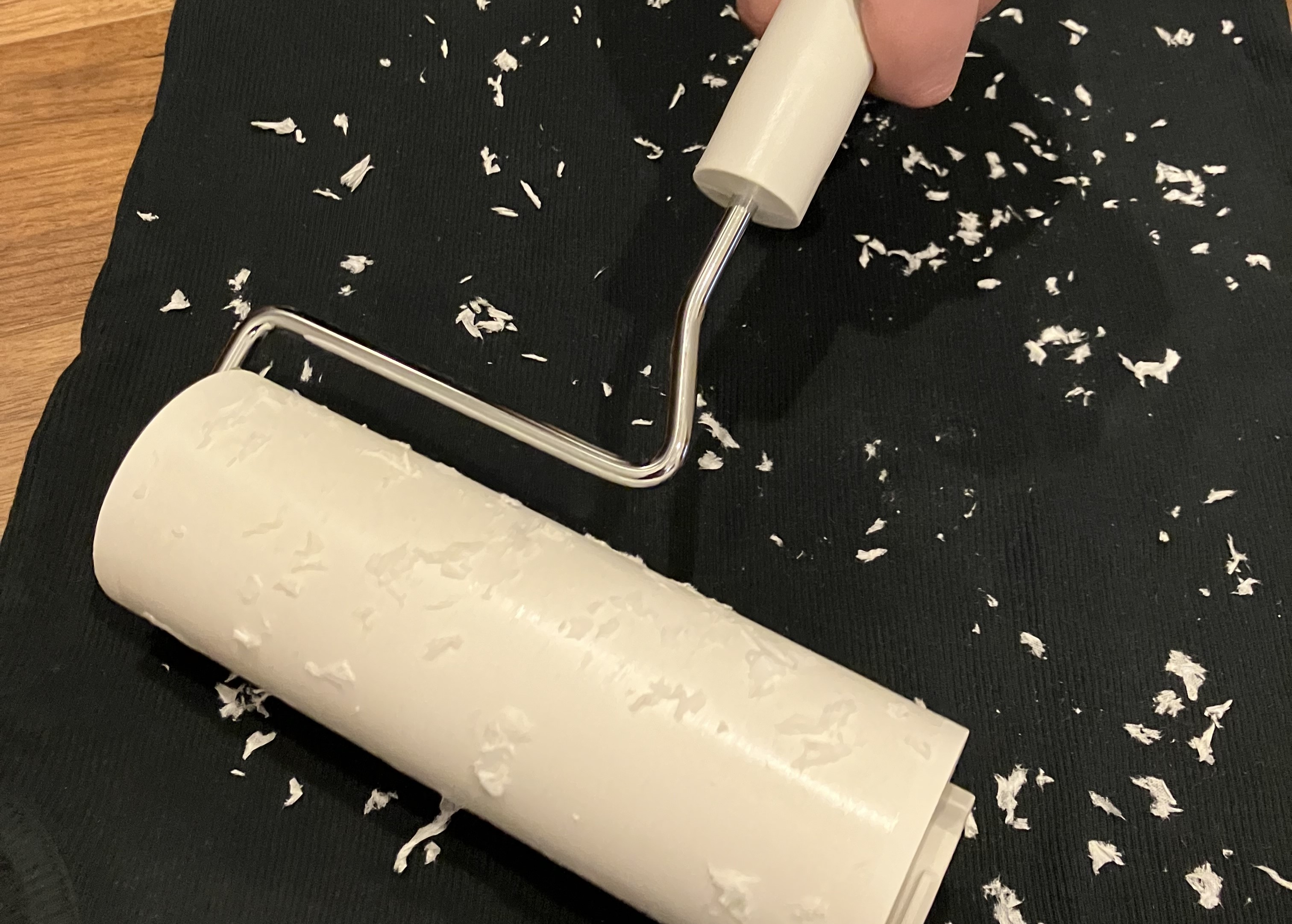 細かいくずは粘着ローラーや洋服ブラシで除去