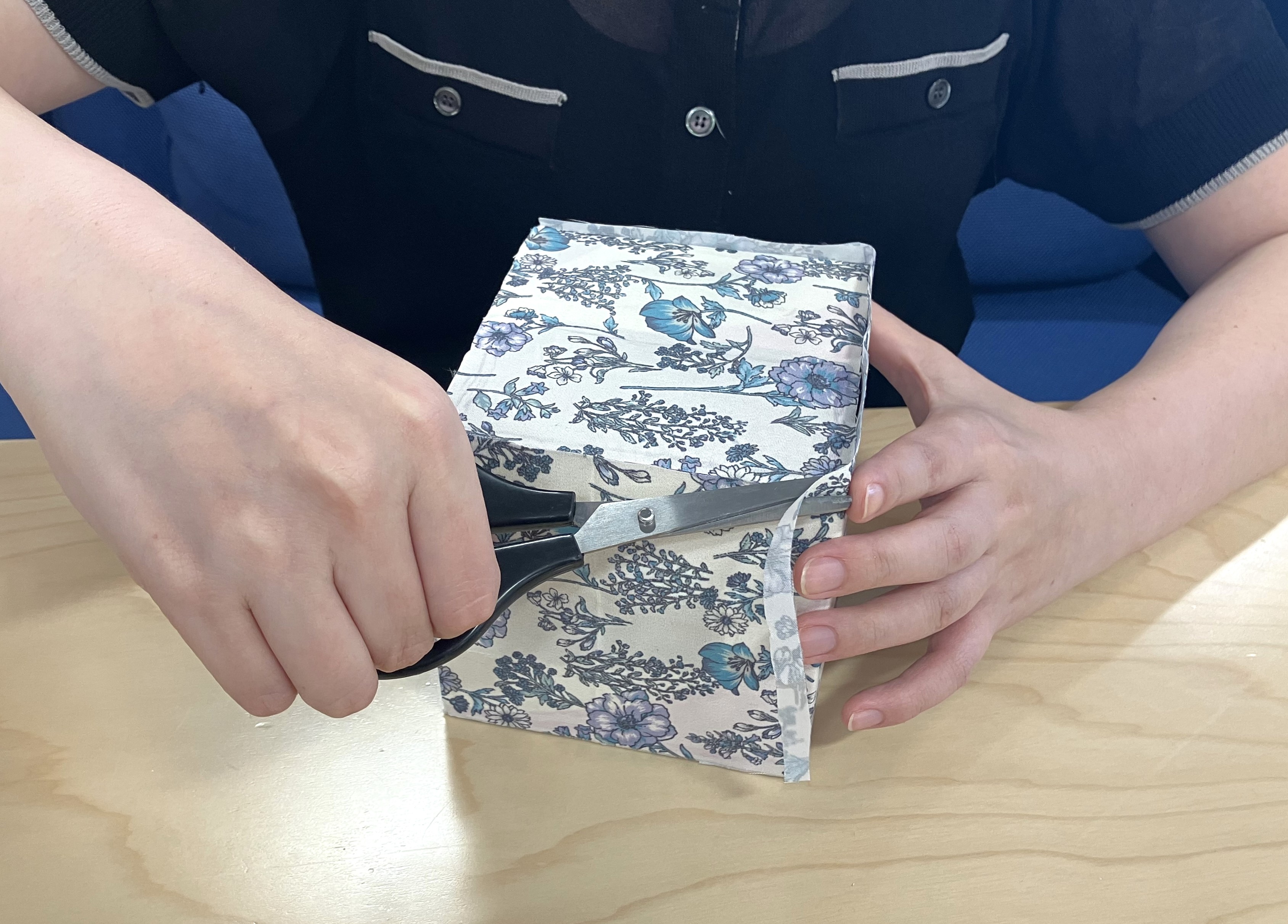 箱からはみ出した布を切り取る