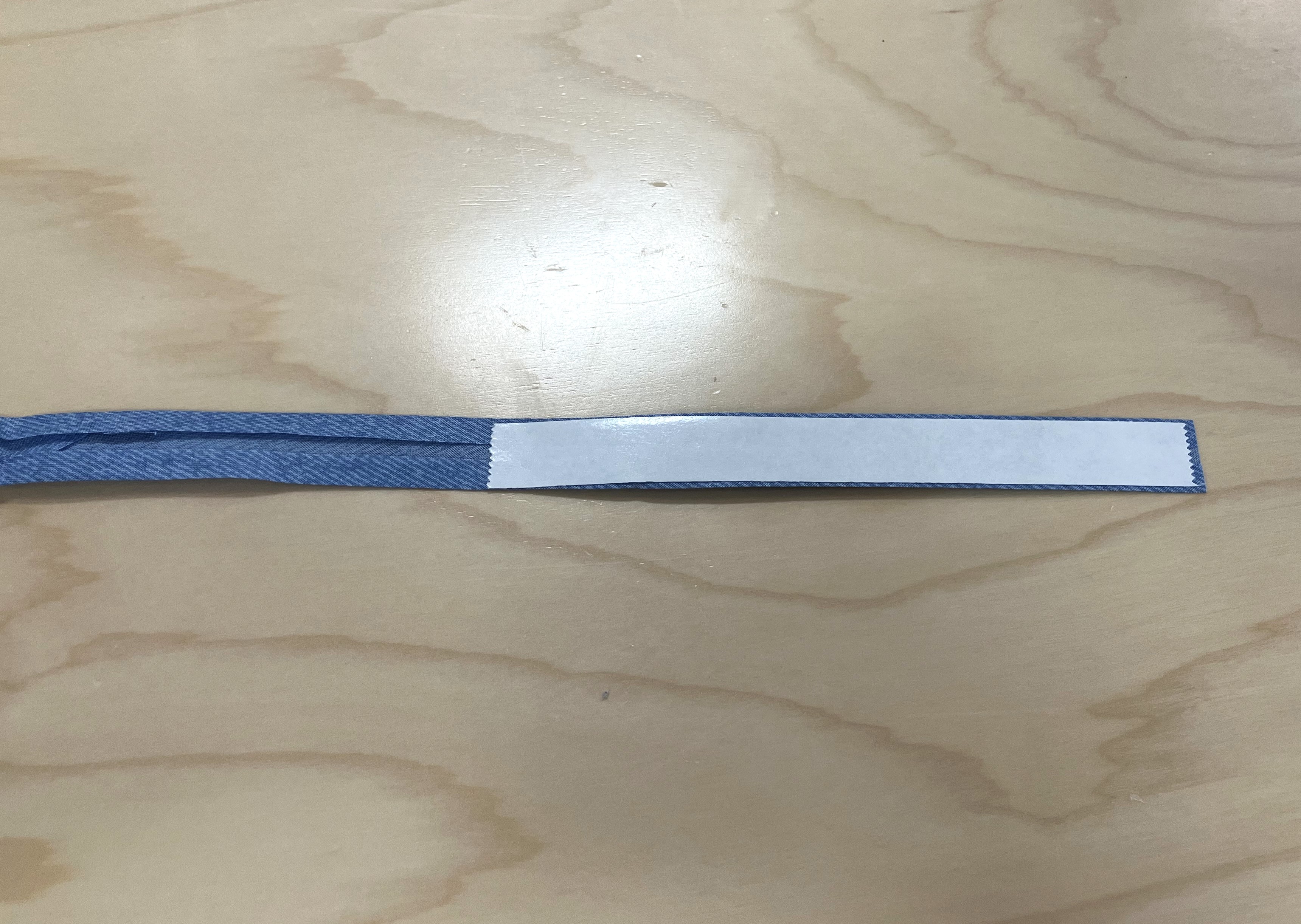 バイヤステープの裏面に両面テープを貼る