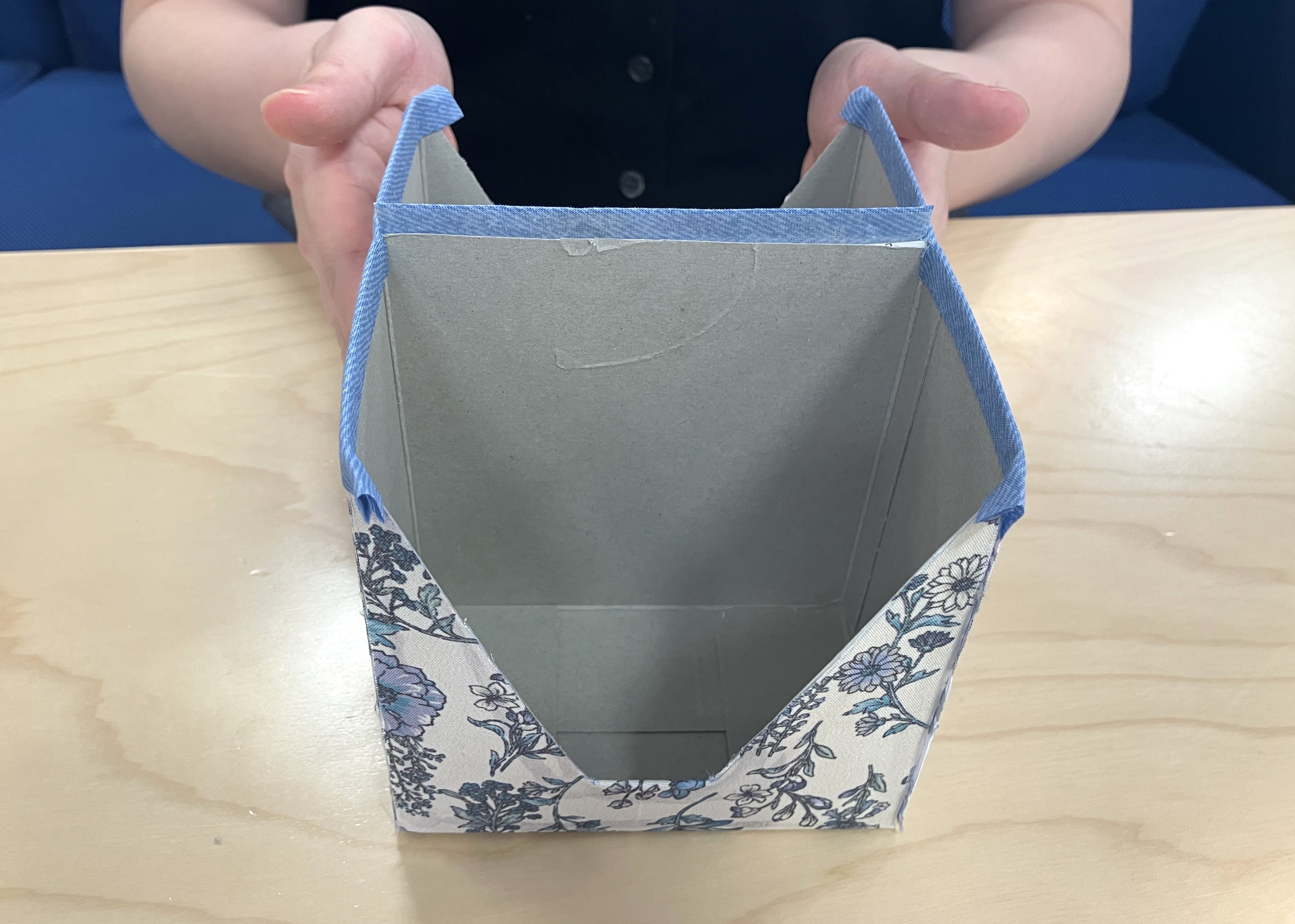 箱の境目をまたぐ部分は、バイヤステープにはさみで切り込みを入れる