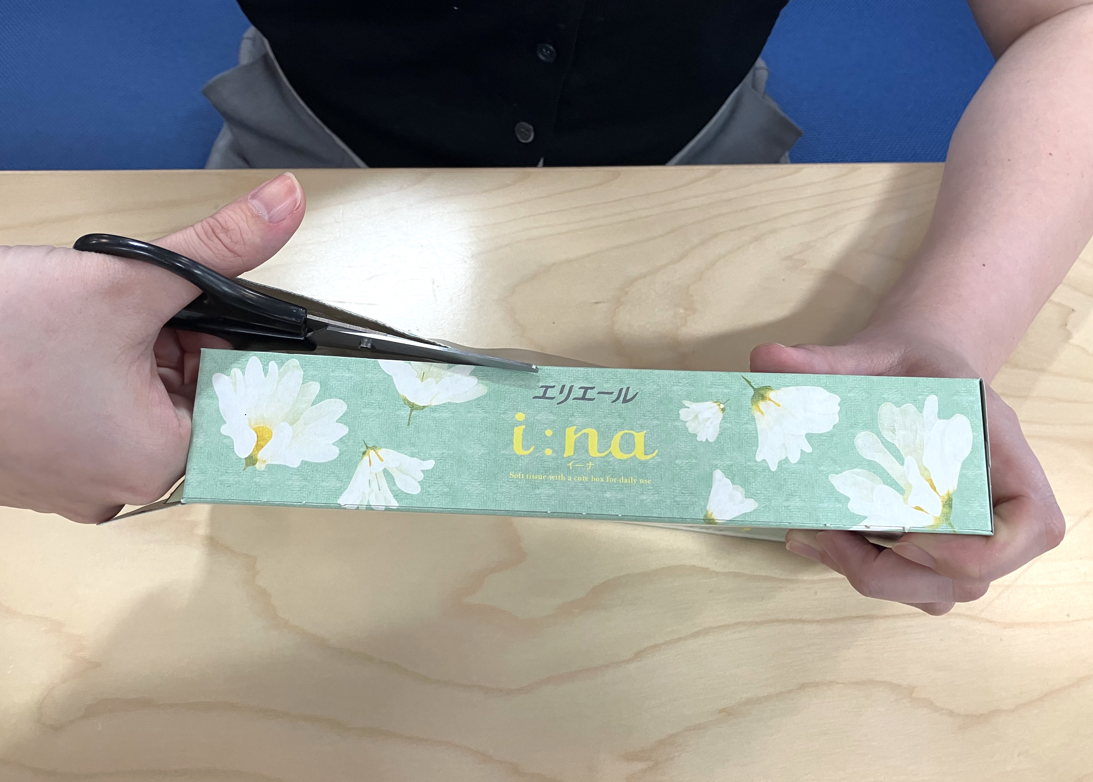 はがした箇所からはさみを入れ、箱の側面の長いほうを片側だけ切り取る