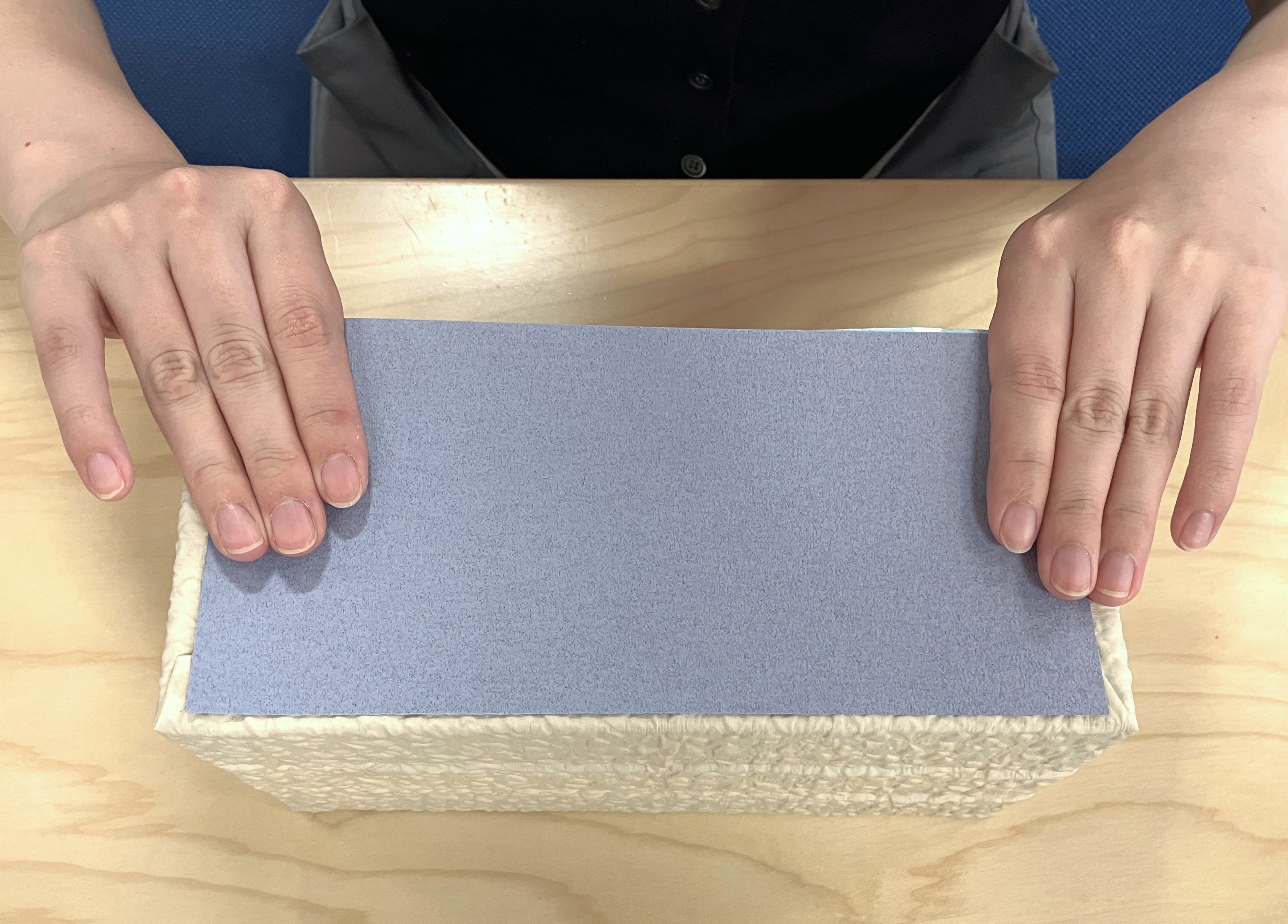 外枠の底面には画用紙を貼って補強する