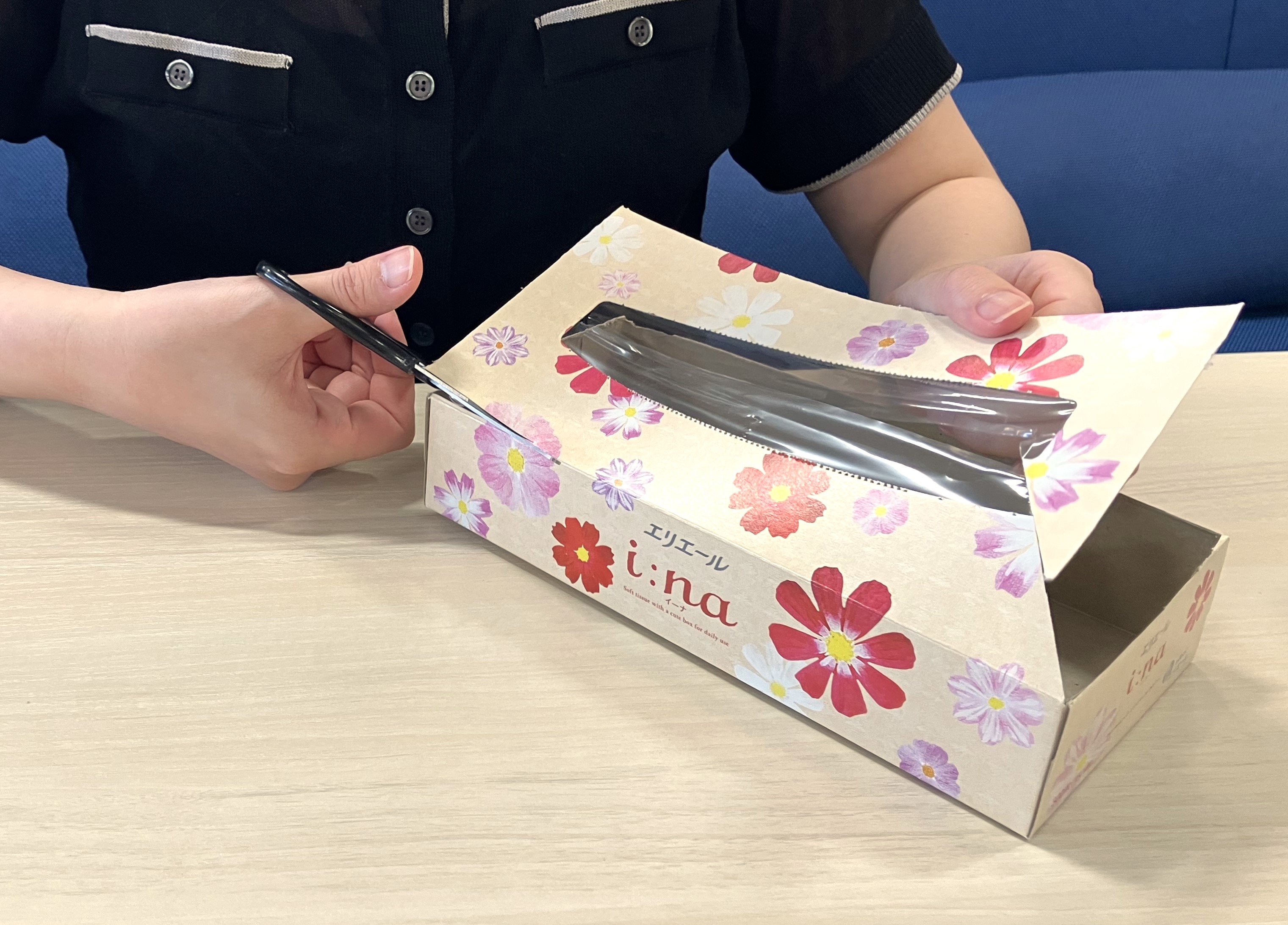 最初にティシューの箱の天面を切り離す