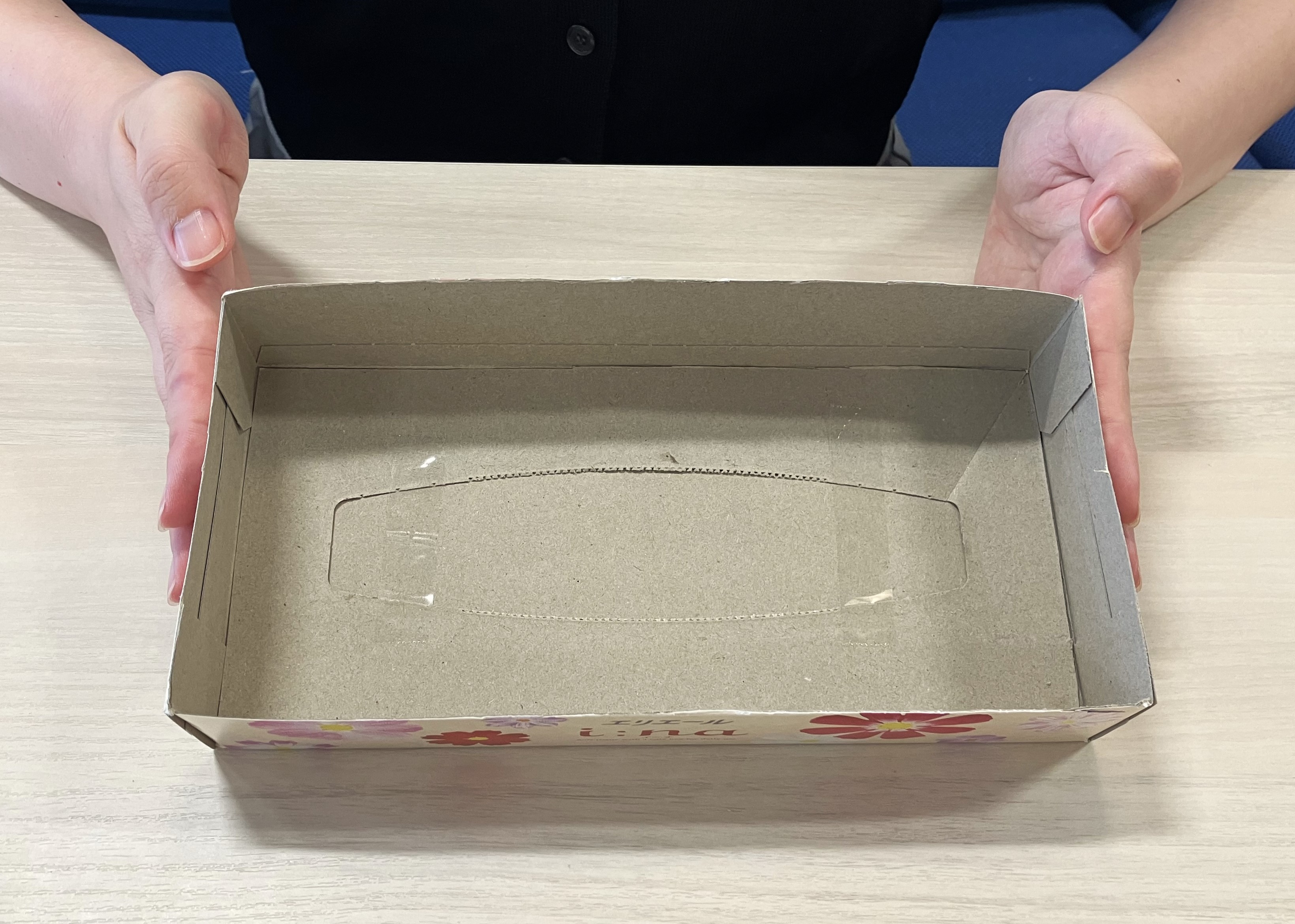 11で切りとった天面パーツのフィルムをはがし、さらに縦1mm・横1mmずつ切って一回り小さくする