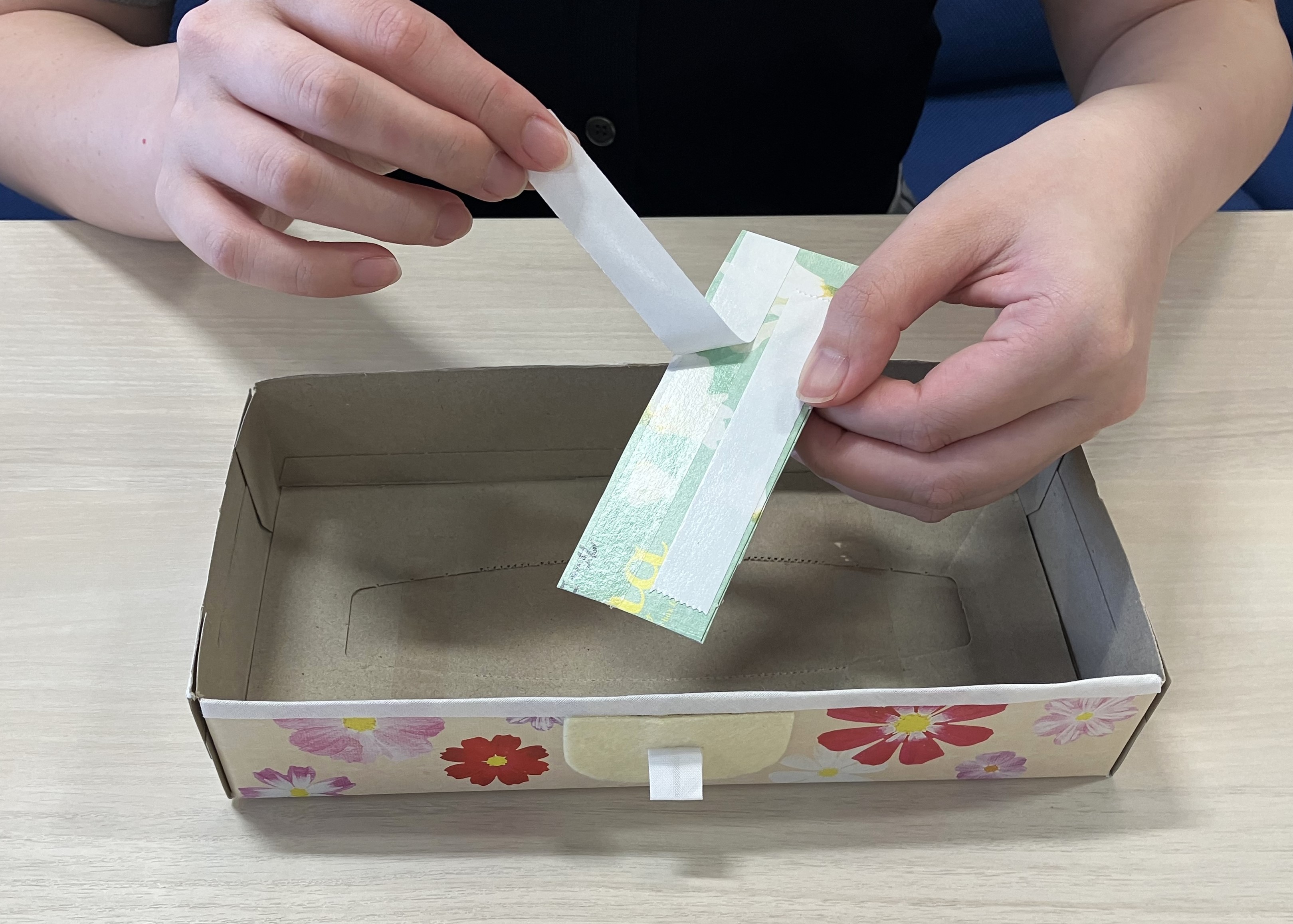 11～14で作った引き出し本体の外側に、15の持ち手を手芸ボンドか両面テープで貼る