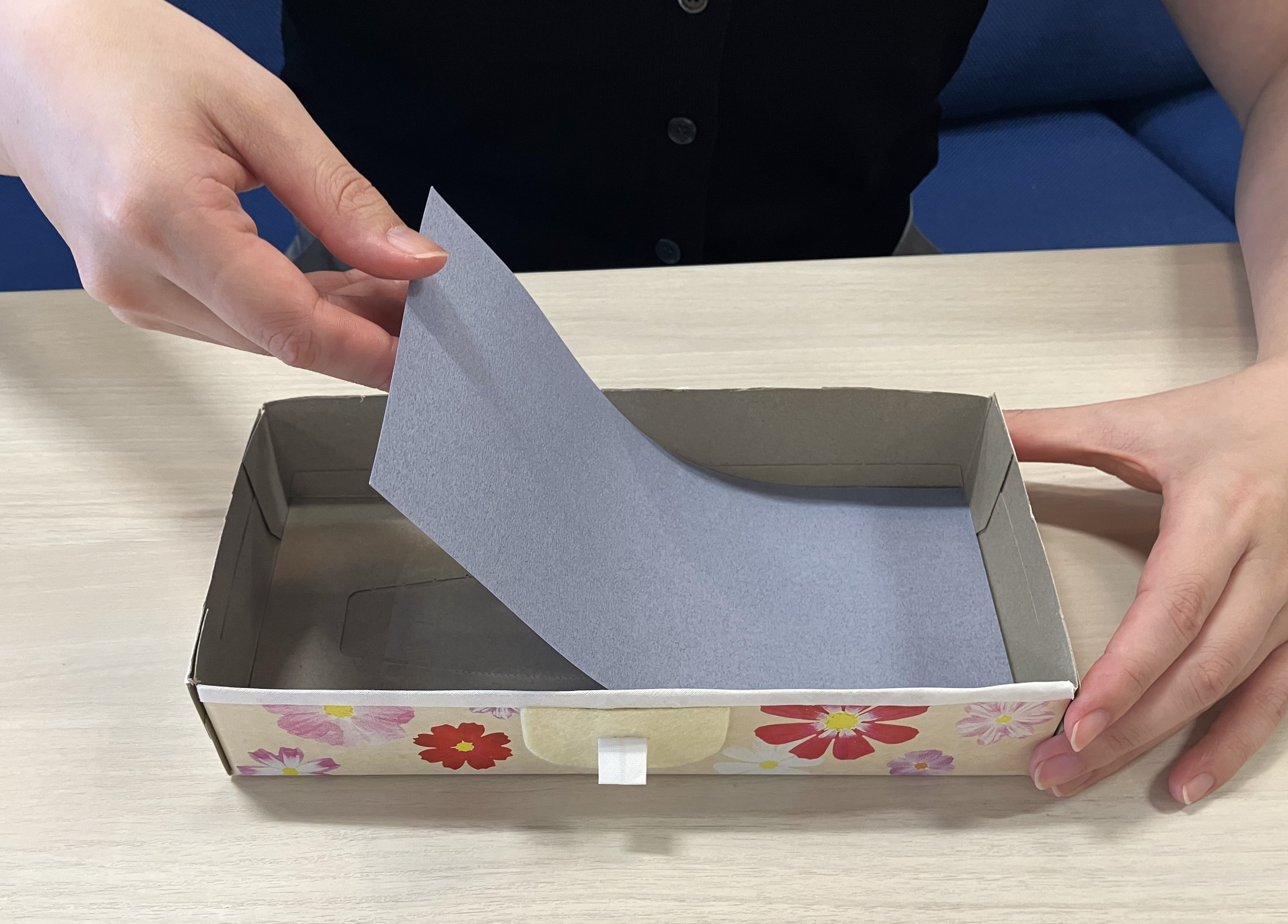 引き出しの内底に画用紙を敷いて仕上げる