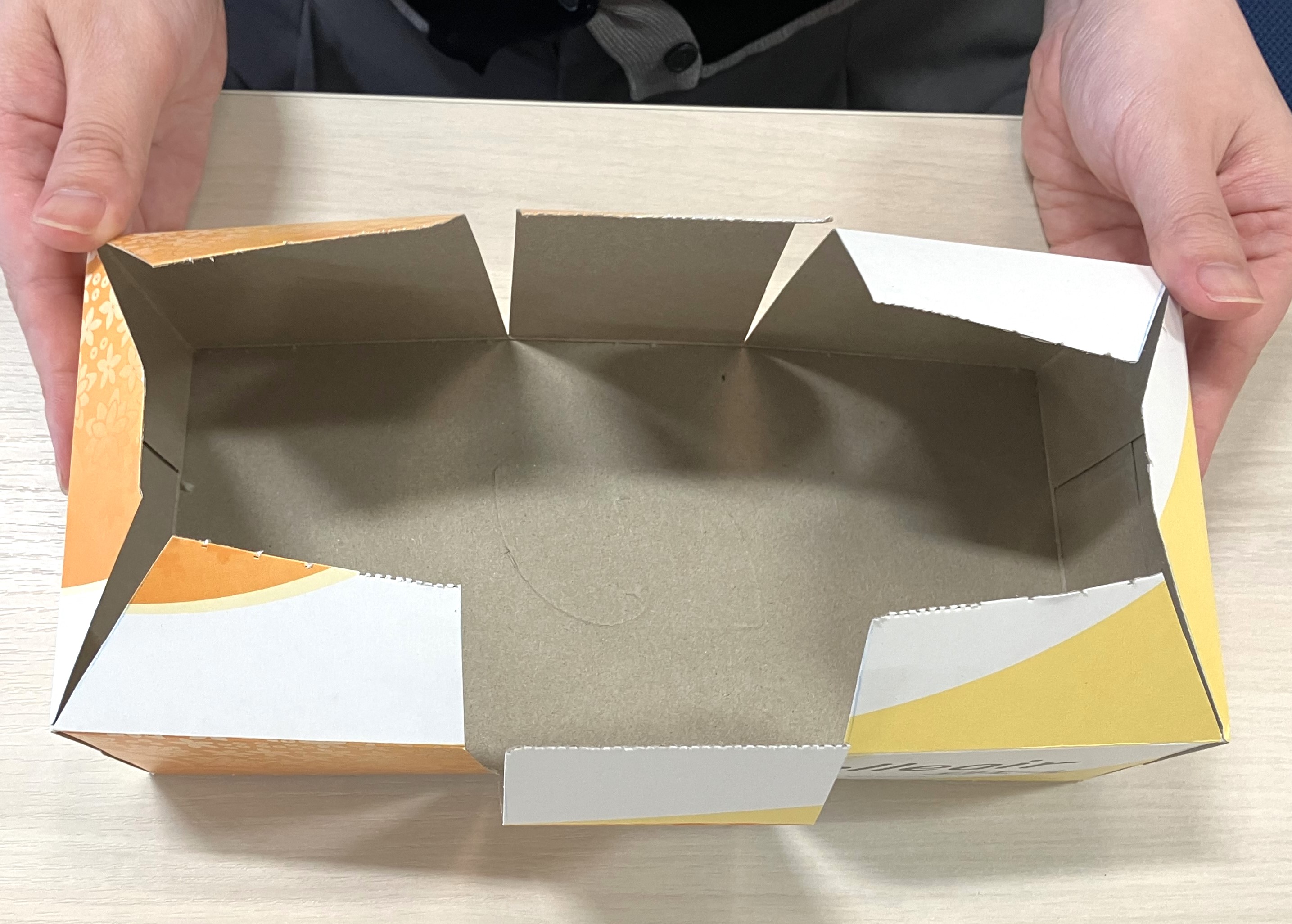 取り出し口からはさみを入れて、1で最初に引いた線を天面と側面まで切る