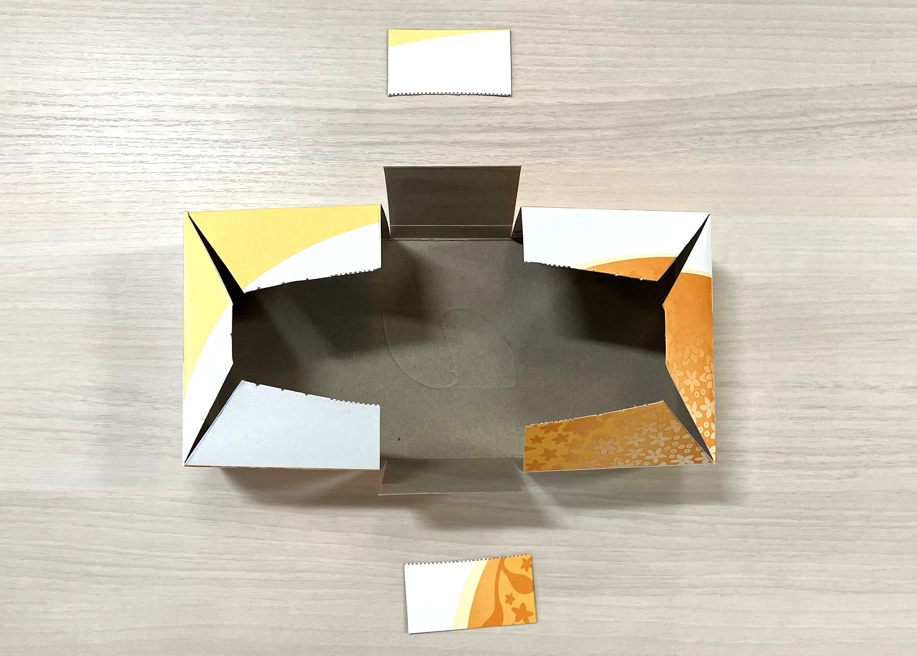 箱を広げ、下の図でAの部分を切り離す