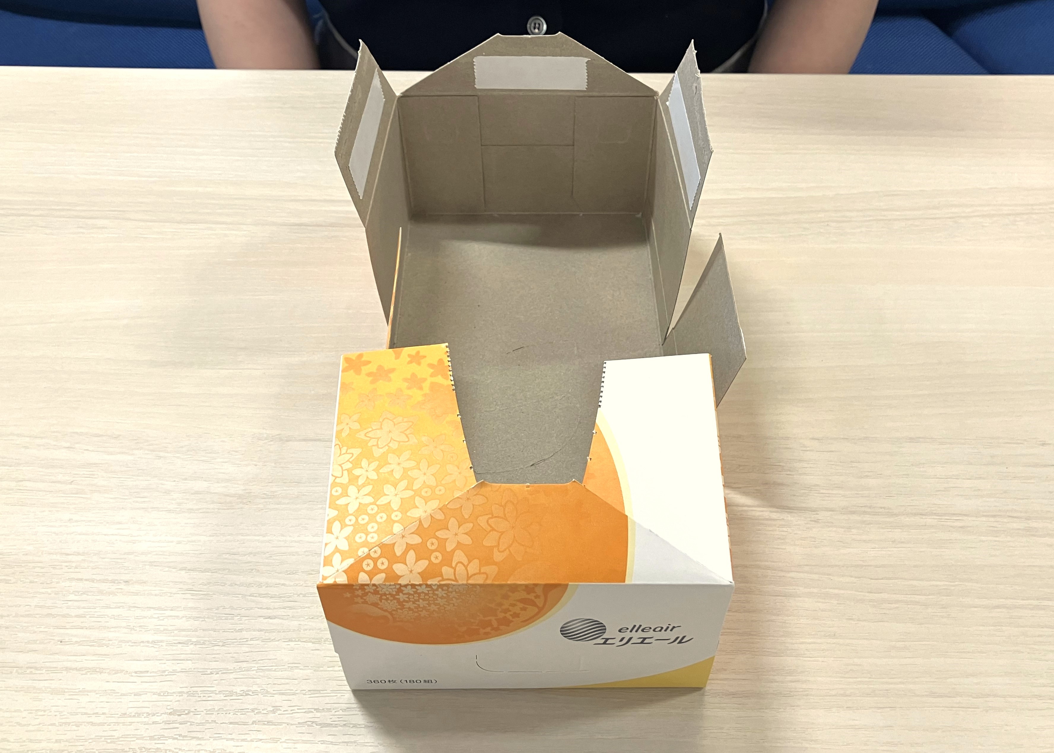 箱を再度立方体になるよう組み立て、下の箱になる側のベロを内側に折り込んで両面テープでとめる