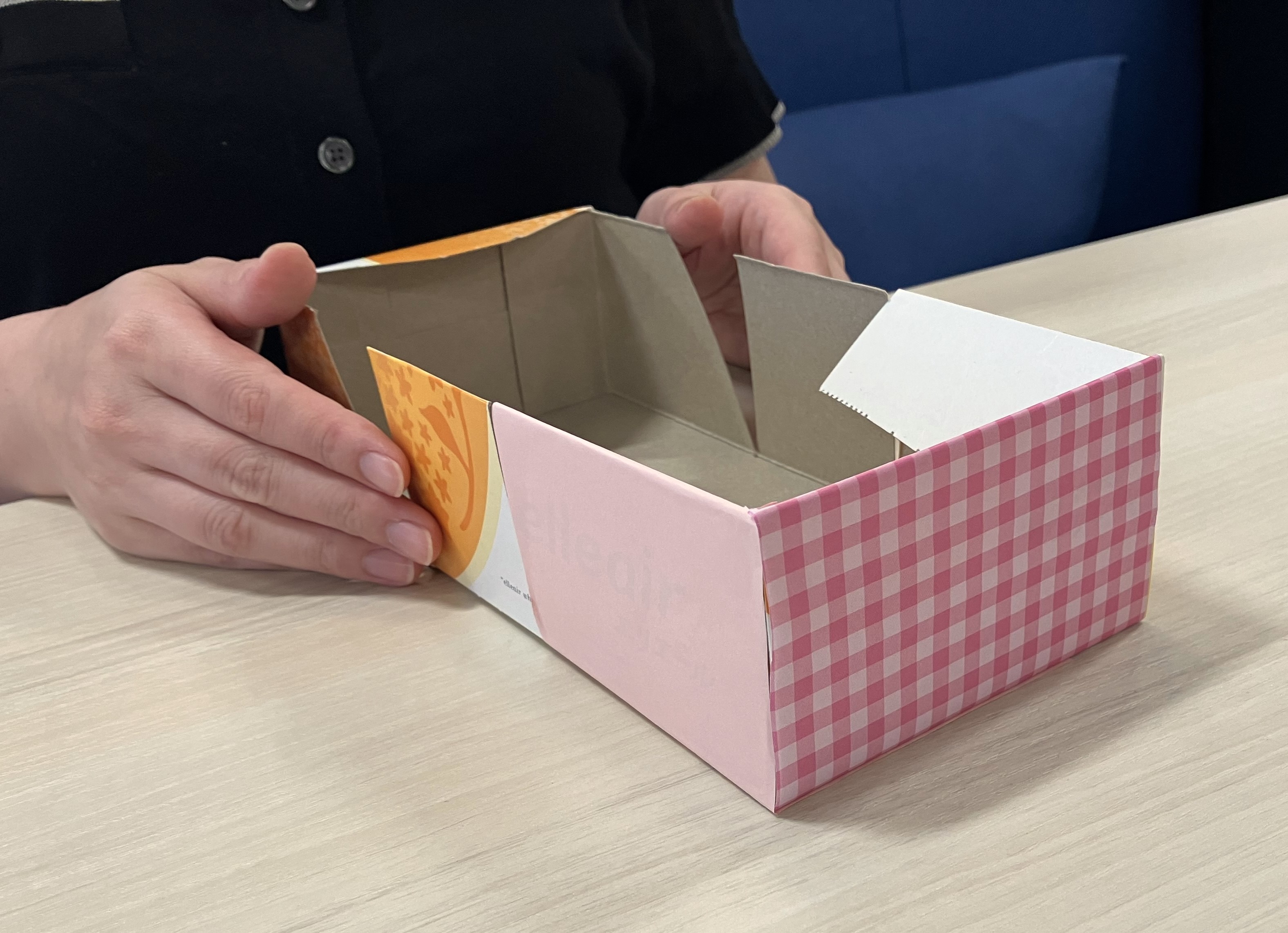 下の箱になる部分の側面に、包装紙など薄手の紙や布を貼る