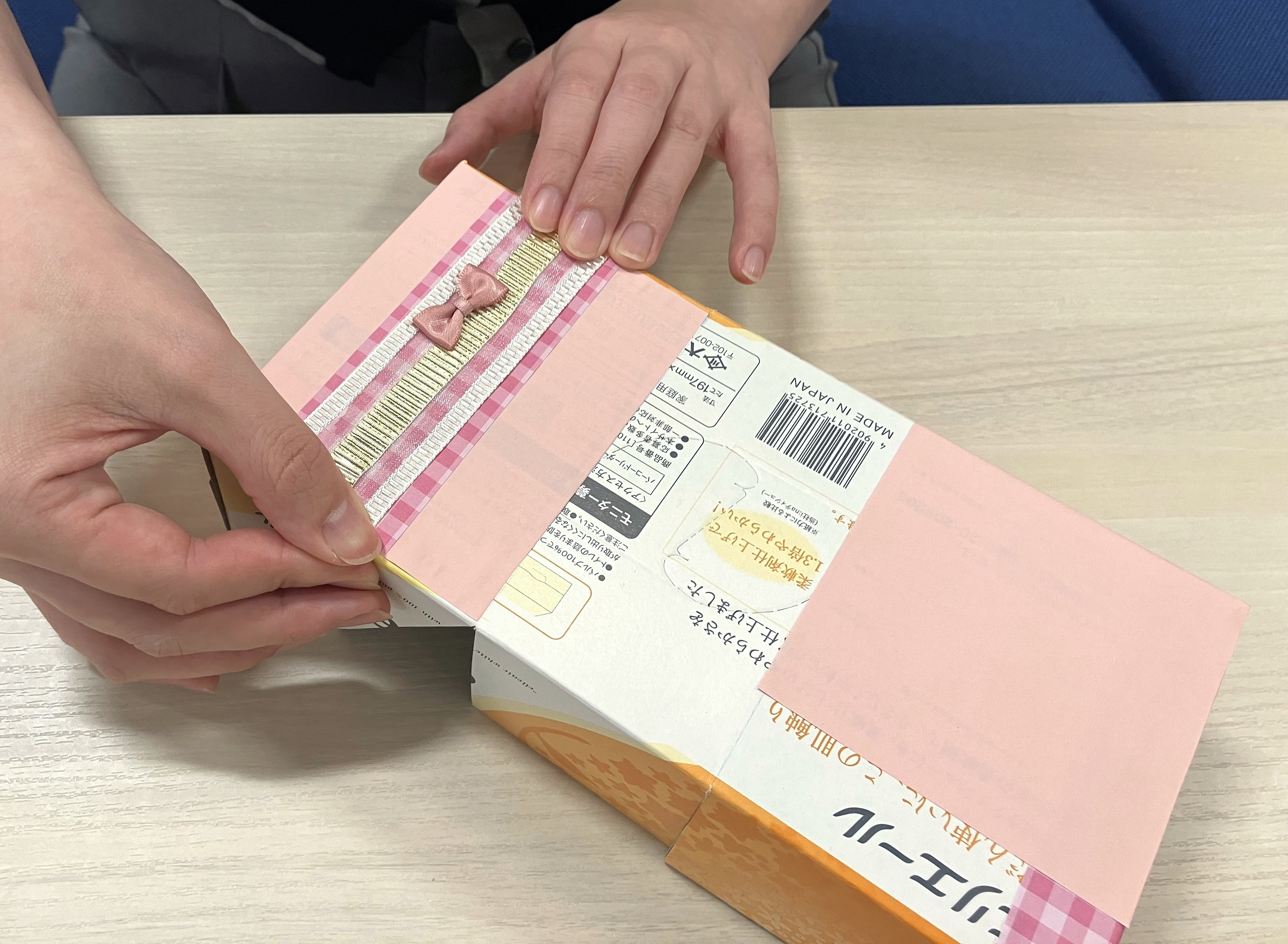 蓋側にも紙や布を貼ったり、リボンで飾ったりしてみましょう