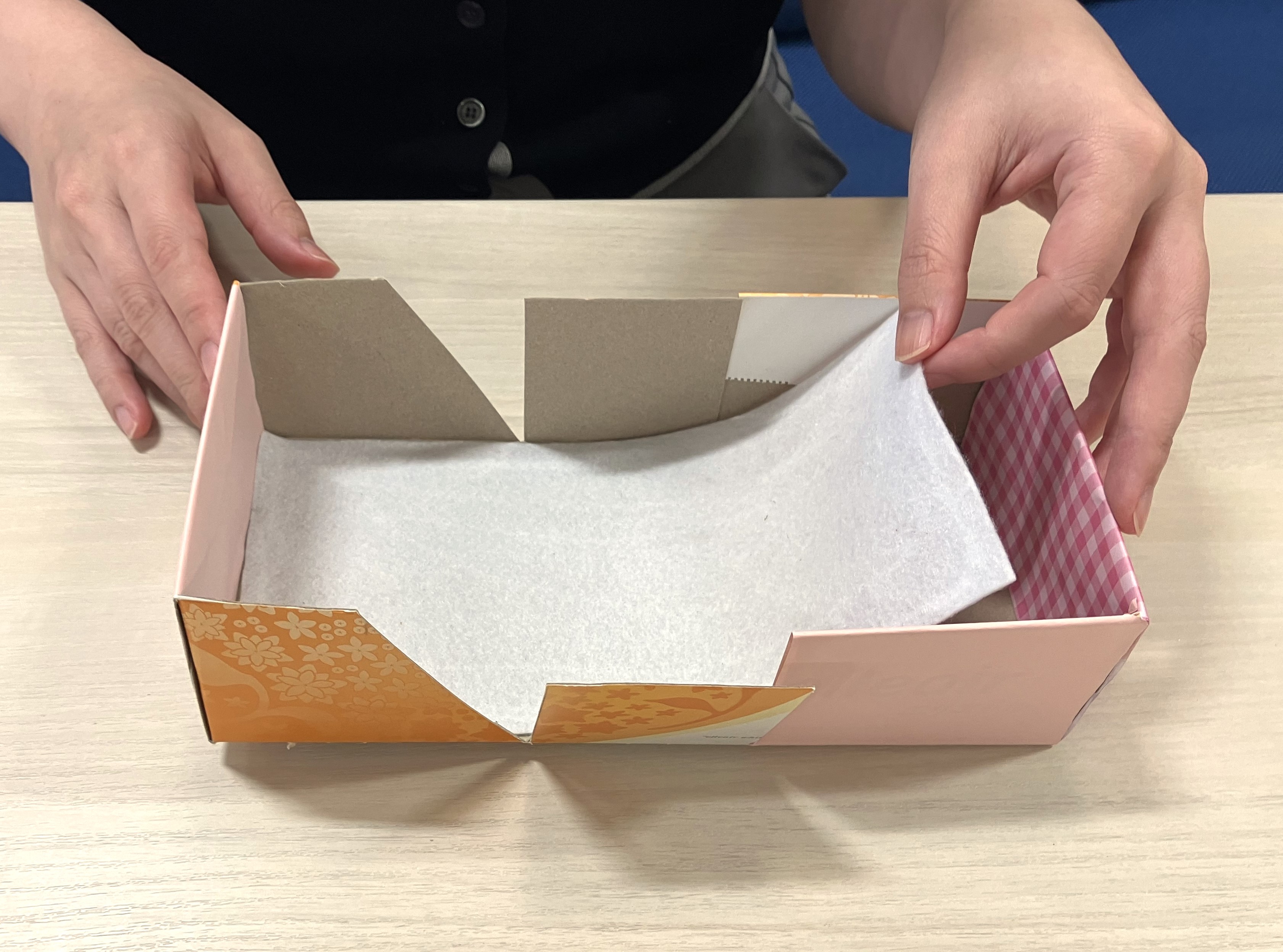 箱の内側には、フェルトなどを貼っておくと中のものを傷めにくくなる