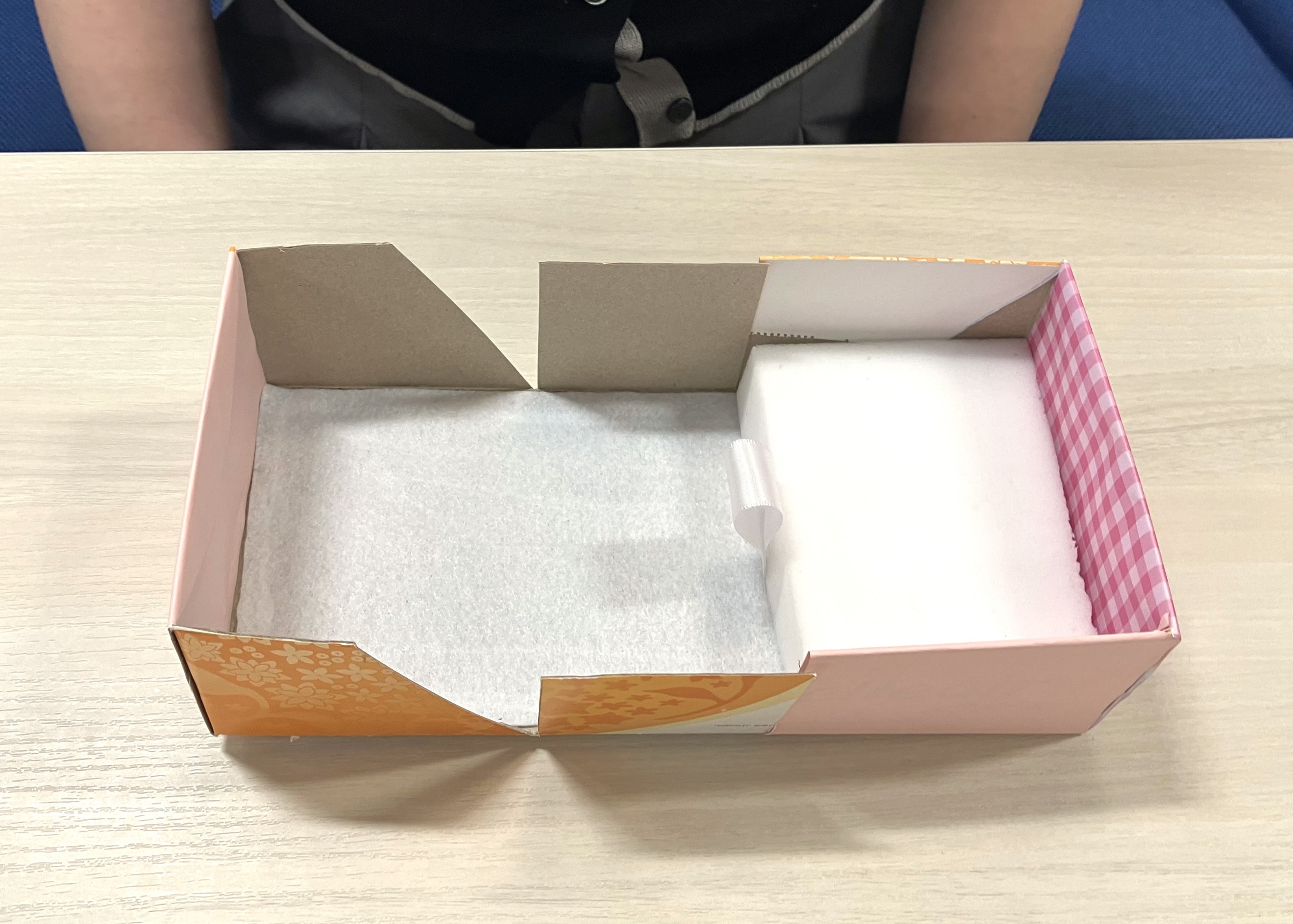 ジュエリーBOXにするときには、箱のサイズに切ったスポンジをセット
